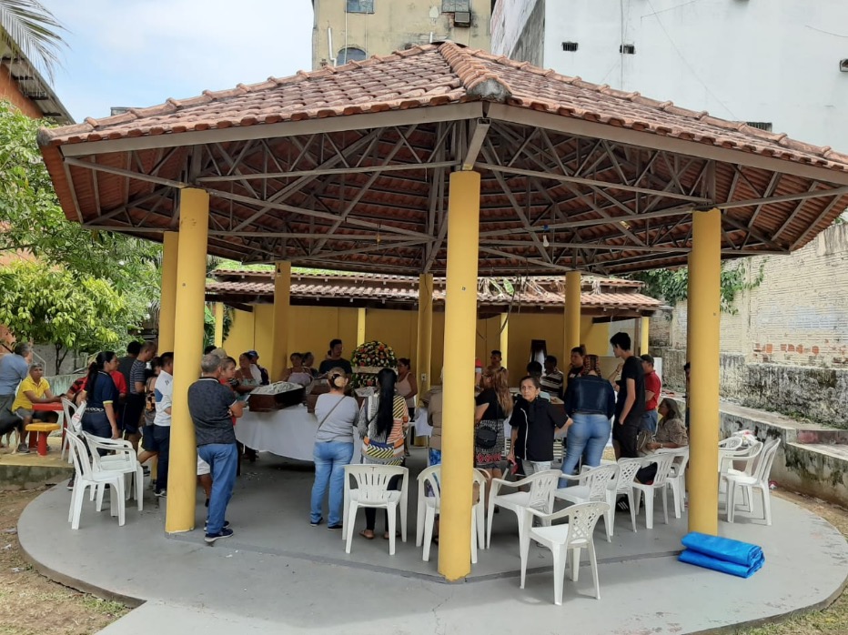 Familiares e amigos dão o último adeus a vítimas da chacina em Manaus 