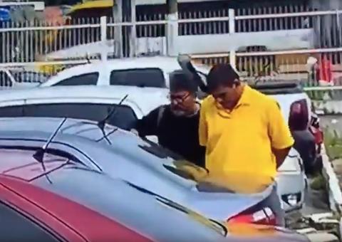 Vídeo: Veja o momento em que suspeitos chegam ao local da reconstituição em Manaus