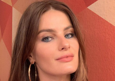  Isabeli Fontana posa com camiseta molhada e deixa seios à mostra 