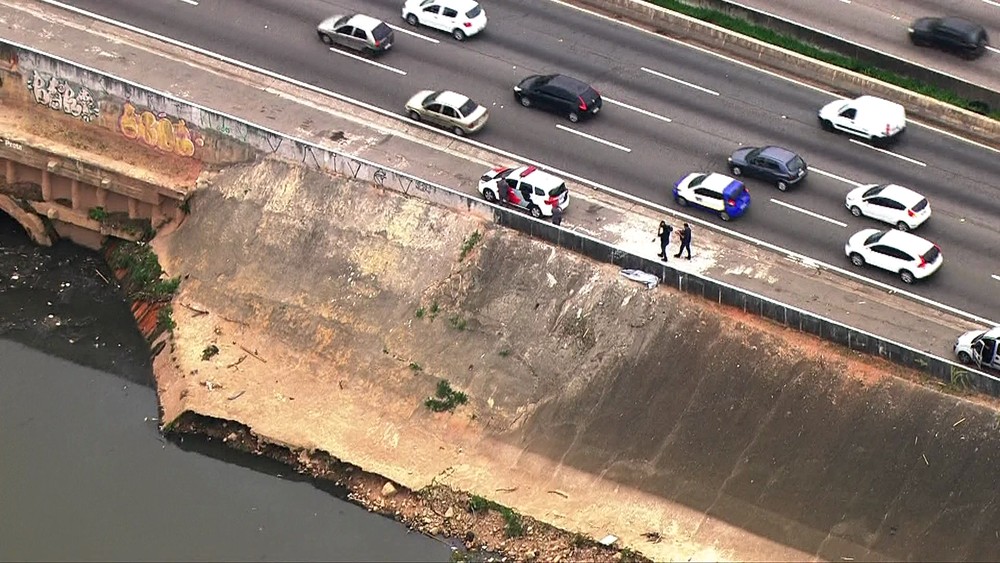 No meio da madrugada, corpo é achado boiando no Rio Tietê 