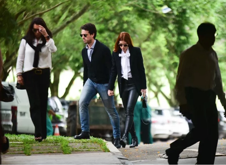 Marina Ruy Barbosa e mais famosos chegam para velório do piloto Tuka Rocha