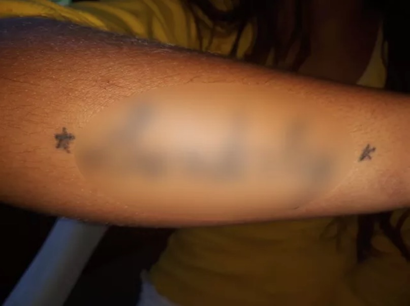No Amazonas, menina de 13 anos foi obrigada a fazer tatuagem com nome do pai que a estuprava