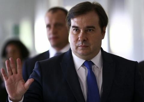 Maia anuncia pacote com ações de combate à pobreza