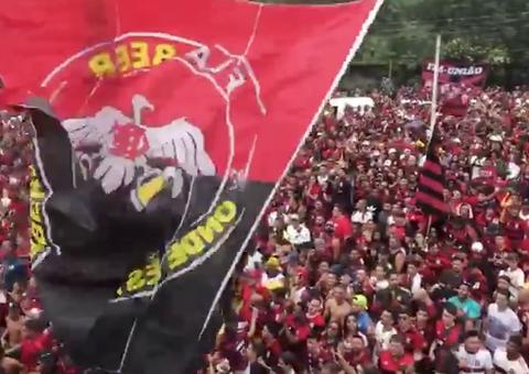 Torcida do Flamengo faz grande festa no Ninho do Urubu antes de viagem à Lima