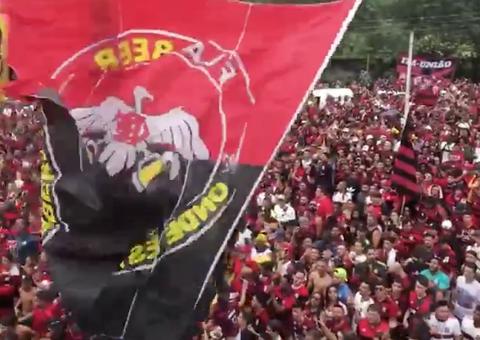 Torcida do Flamengo faz grande festa no Ninho do Urubu antes de viagem à Lima