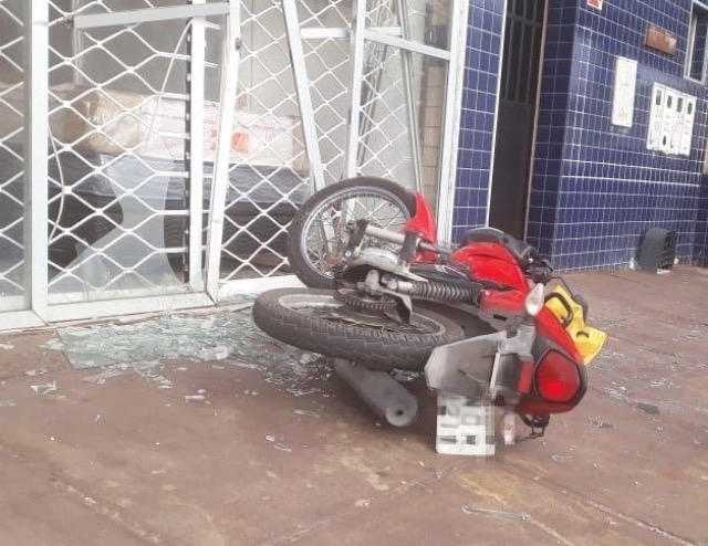 Acidente entre carro e motocicleta deixa uma pessoa ferida em Manaus