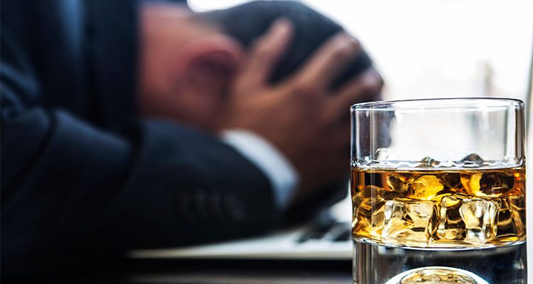 O que acontece se você misturar remédio e álcool?