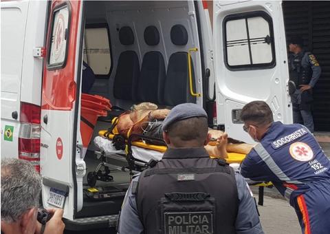 Helicóptero da PM faz buscas por mulher que participou de assalto a joalheria em Manaus