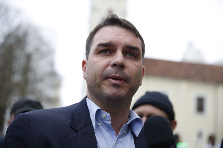 Ministério Público do Rio abre 3ª investigação contra Flávio Bolsonaro
