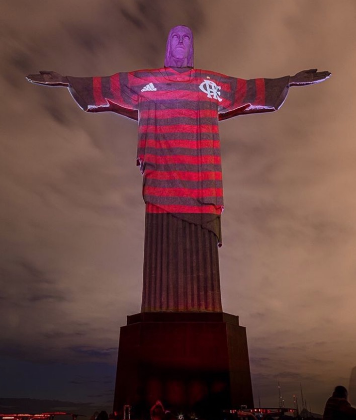 Cristo Redentor veste camisa do Flamengo antes da final da Taça Libertadores