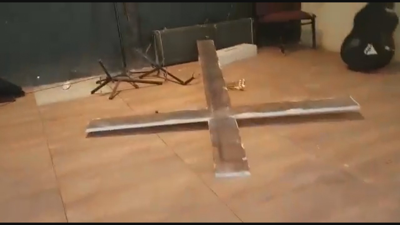 Vândalos depredam igreja, rasgam bíblias e fazem xixi em cruz 