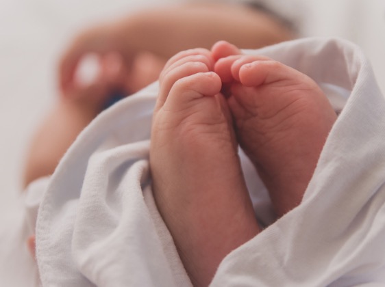 Em Manaus, recém-nascido cai da cama no meio da noite e morre