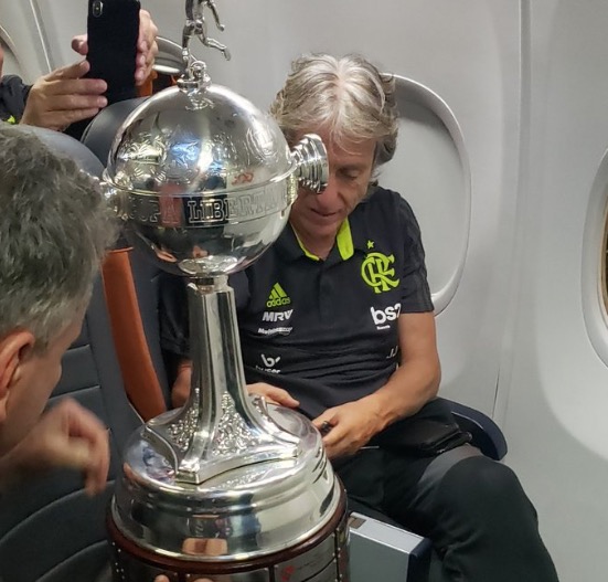 Fla chega ao Brasil e comemora taça da Libertadores com desfile em carro aberto no Rio