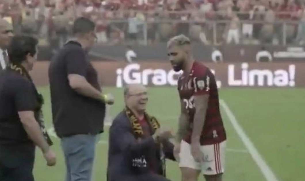 Ajoelhado aos pés de Gabigol, governador Witzel leva esnobada inacreditável do atacante