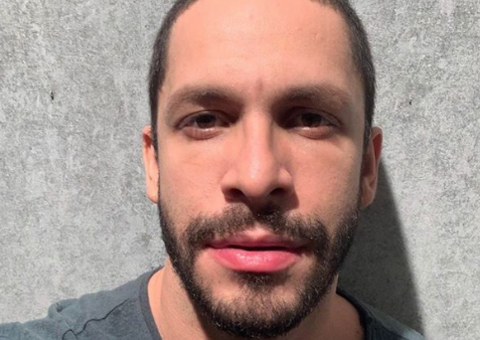 Rainer Cadete posta foto nu para comemorar 1 milhão de seguidores em rede social
