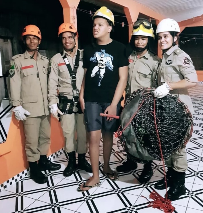 Adolescente autista despenca em poço de 6 metros no quintal de casa