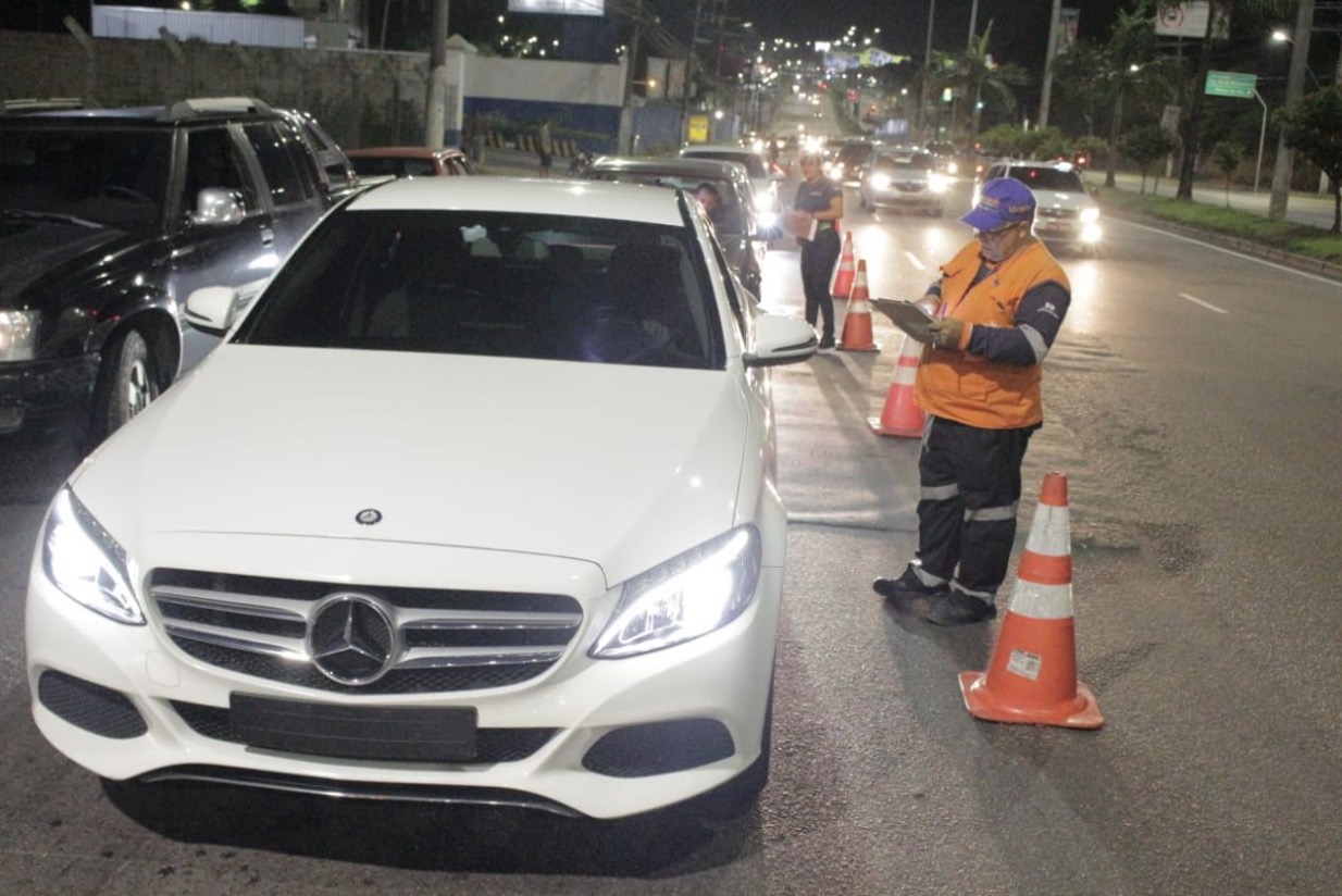 Detran flagra mais de 30 motoristas embriagados e um acaba preso em Manaus 