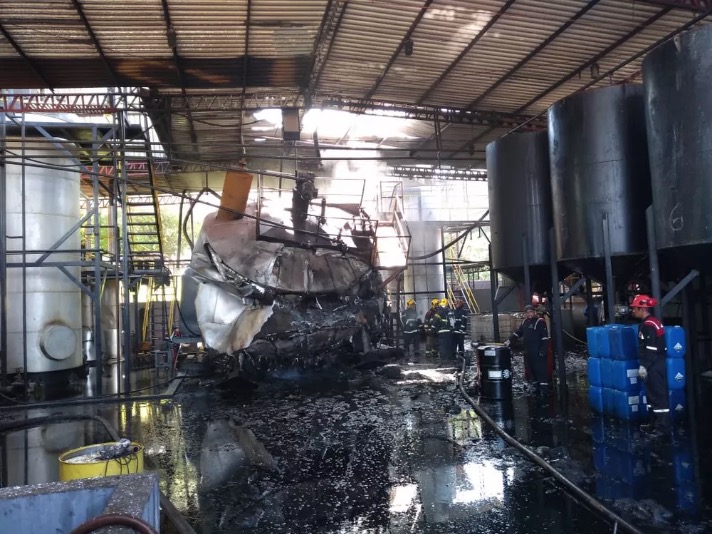 Parte de fábrica pega fogo em Manaus