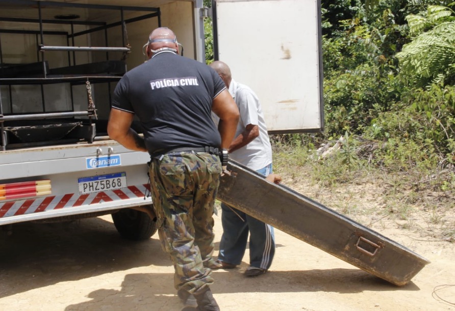 Nua, jovem é encontrada morta em área de mata em Manaus