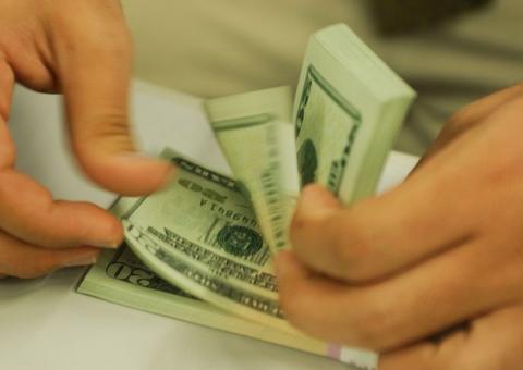 Dólar encosta em R$ 4,22 e fecha no maior valor desde criação do real