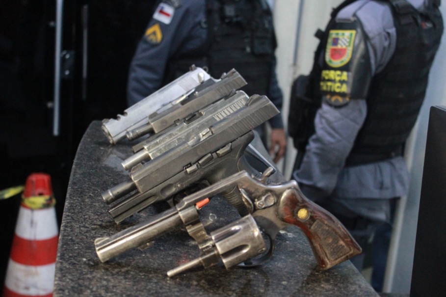 Seis são presos e um morre após grupo trocar tiros com a PM e fazer refém em Manaus