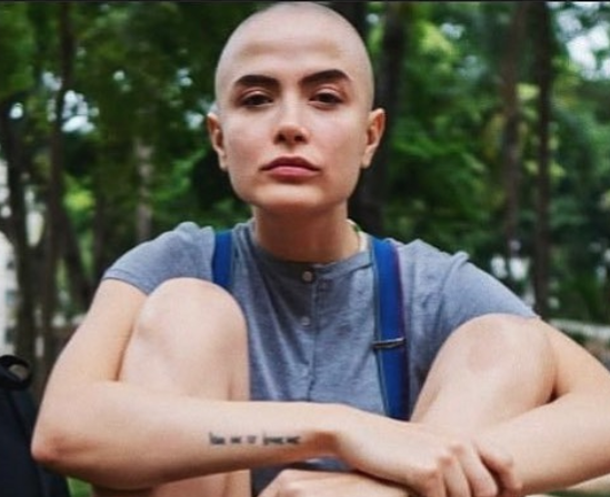 Maria Casadevall radicaliza no visual e surge de cabeça raspada; Veja fotos