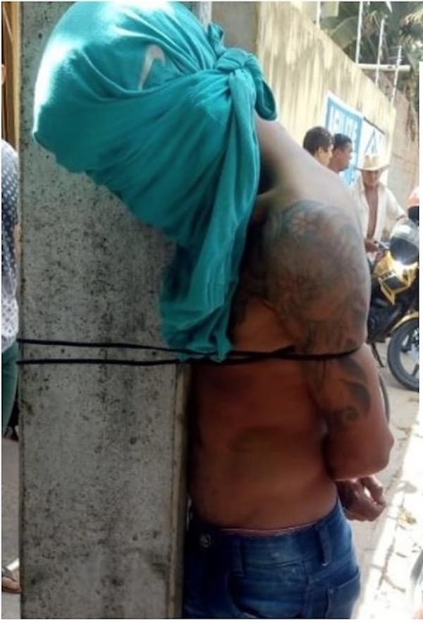 Após roubar celular, assaltante é espancado e amarrado em poste