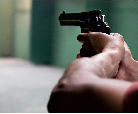 Motorista persegue e atropela criminosos após ser assaltado em Manaus