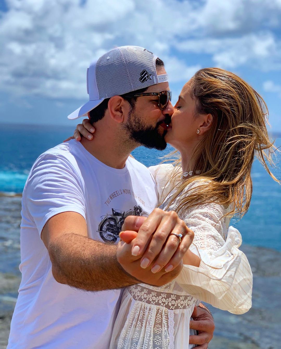 Sorocaba fica noivo de modelo novinha em Noronha: 'pra sempre juntos'