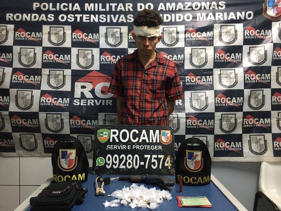 Em Manaus, homem com drogas se desespera ao ver a Rocam e bate carro em muro