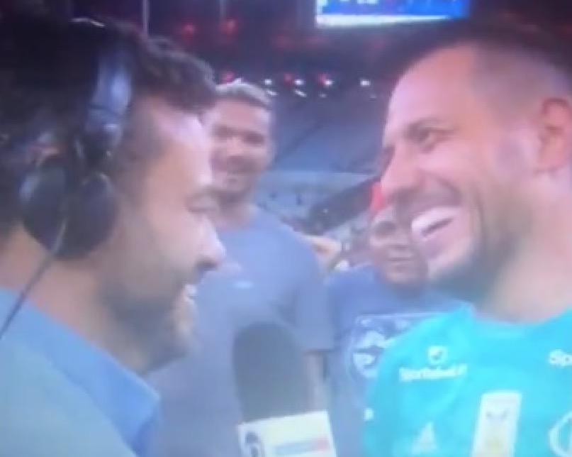 Goleiro do Flamengo deixa repórter da Globo Eric Faria em saia-justa 