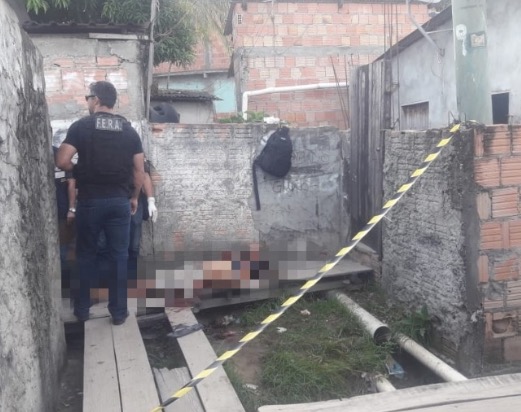Estirado em ponte, jovem é achado morto com mais de 20 facadas em Manaus