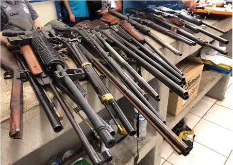 Com arsenal de armas, homem é preso ao tentar matar a esposa