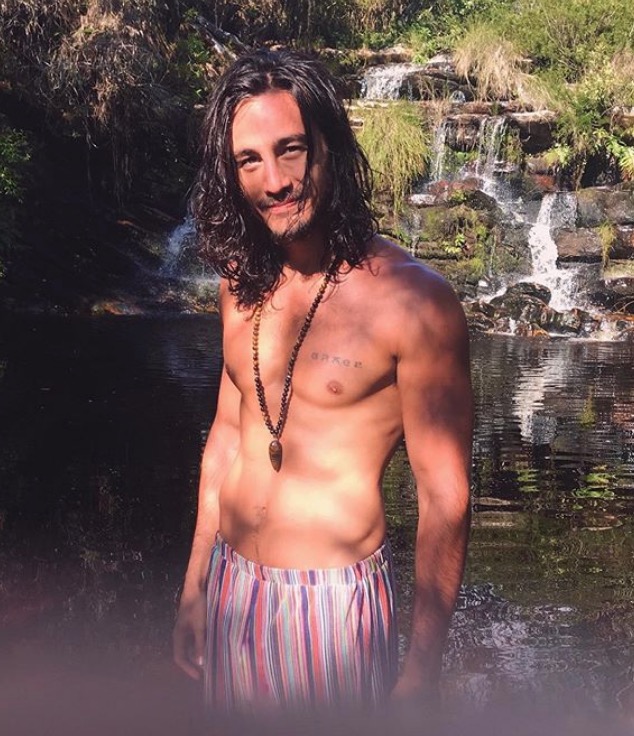 Discreto, Tiago Iorc surge sarado em foto rara e fãs piram: 'não tava preparada'