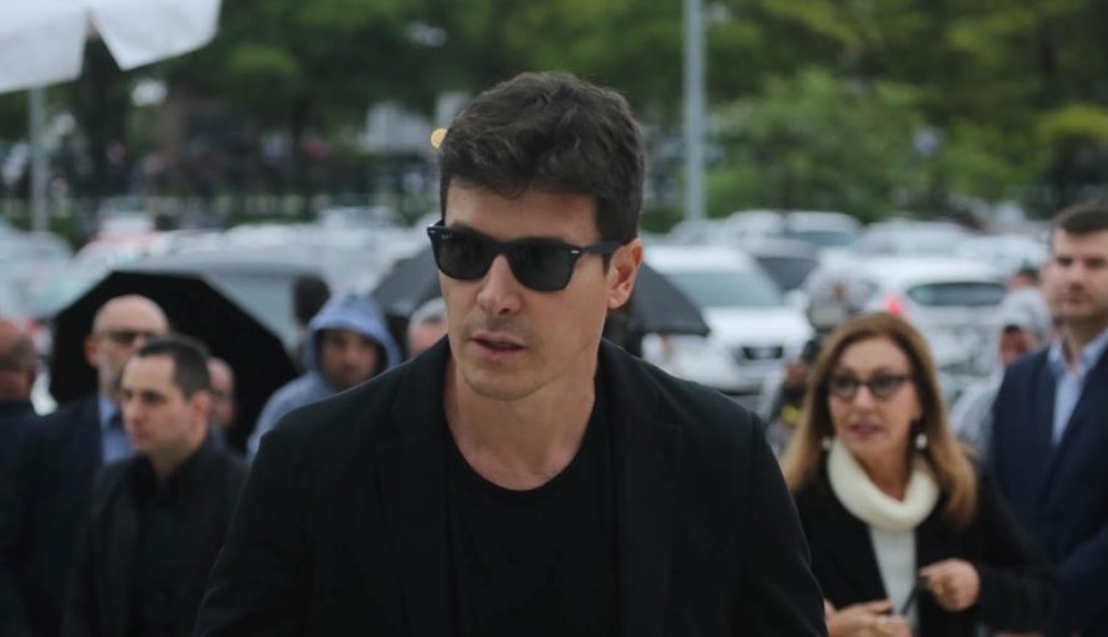 Após polêmica, Rodrigo Faro se emociona no velório de Gugu