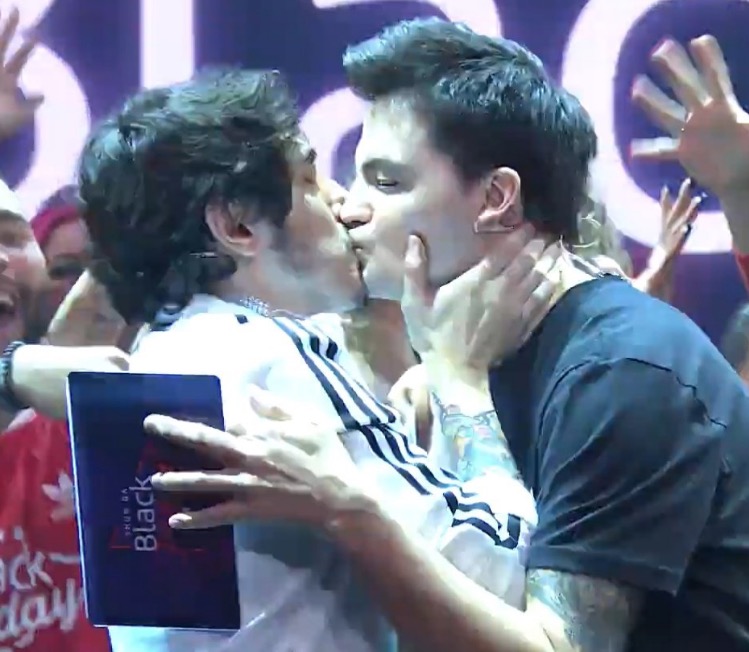 Felipe Neto e Castanhari se beijam para comemorar audiência em live