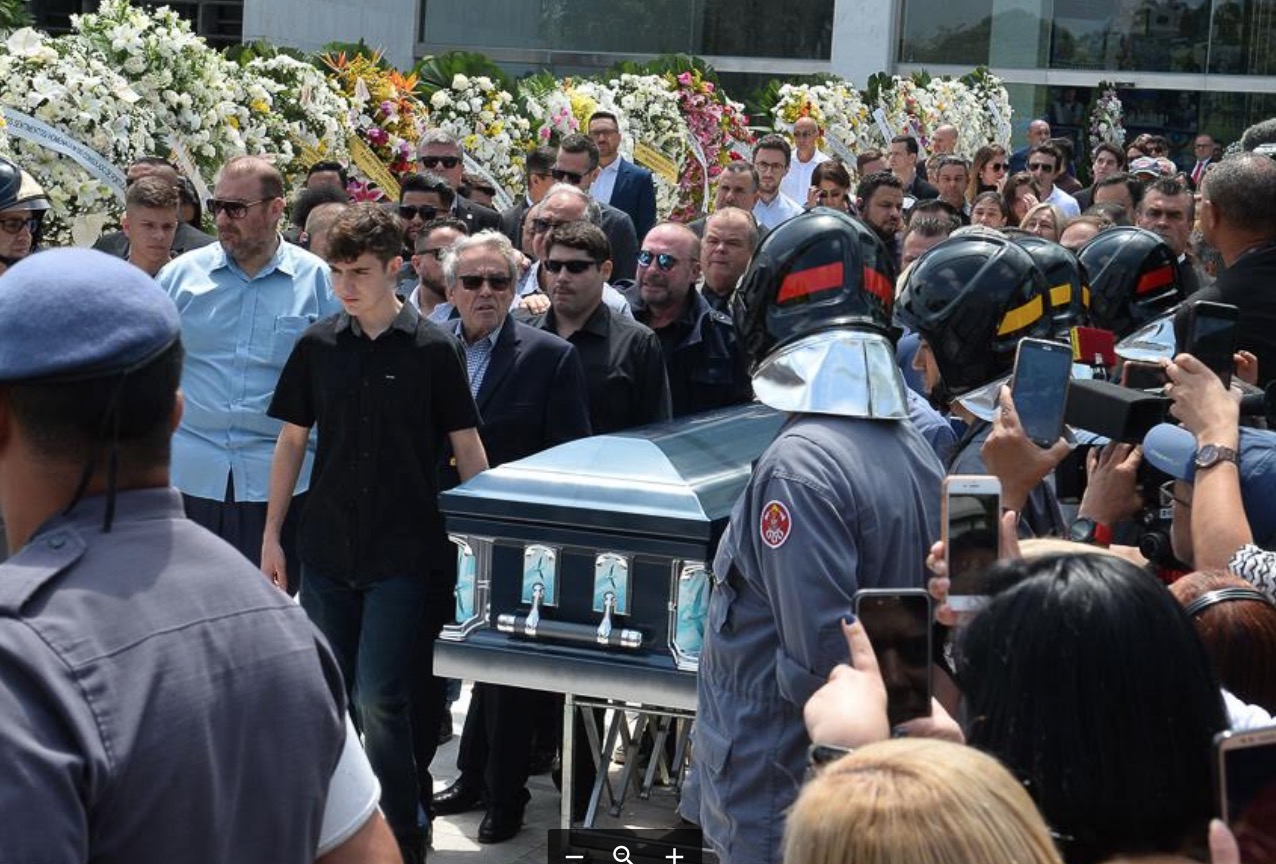 Filho de Gugu acompanha cortejo junto ao pai em carro do Corpo de Bombeiros