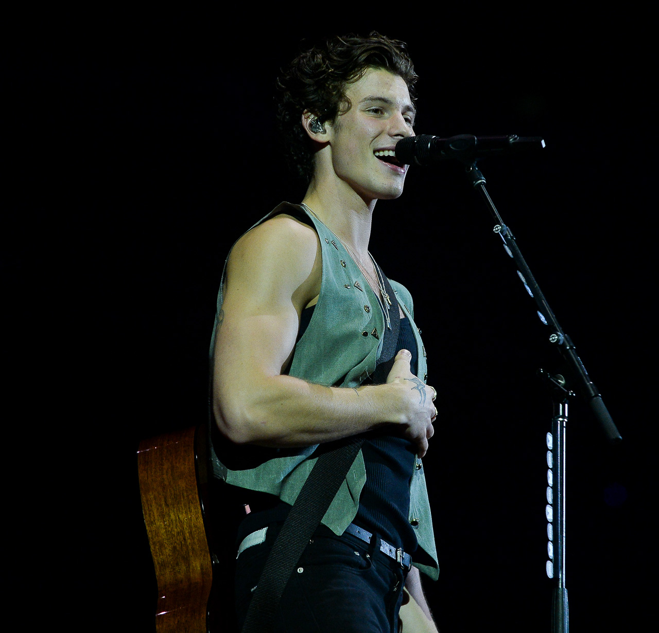 Vídeo: Shawn Mendes leva tombo durante show em São Paulo 