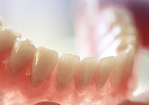 Idoso de 80 anos engole dentadura e vai parar no hospital 