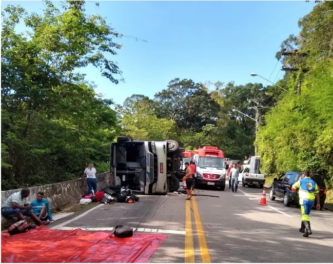 Adolescente morre e 12 ficam feridos em acidente com ônibus em estrada