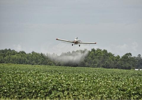 Mãe e filha são atropeladas por avião enquanto andavam de bicicleta
