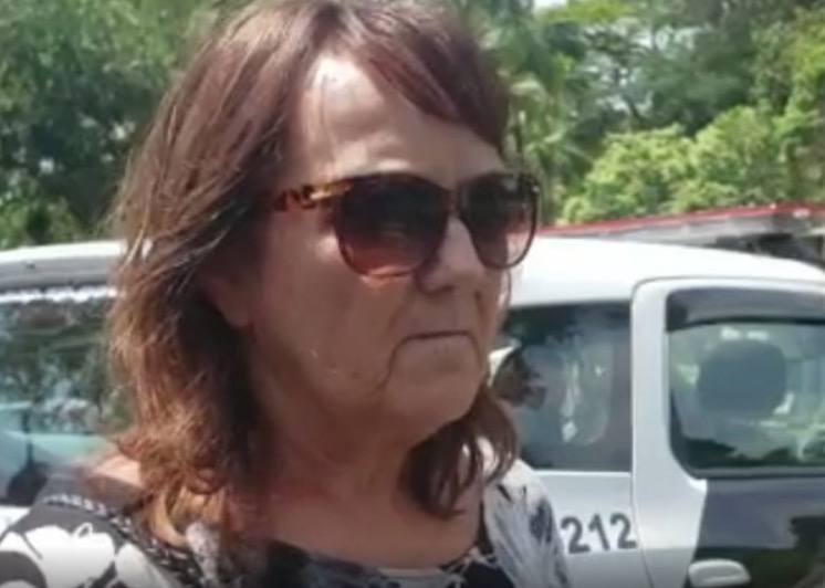 Prima de Gugu vem de Miami para velório e tem celular roubado no enterro