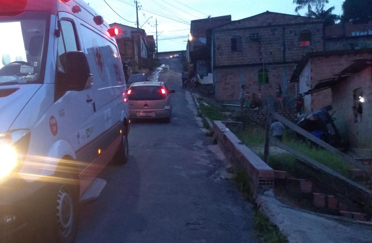 Carro de motorista de aplicativo capota e deixa cinco feridos em Manaus 