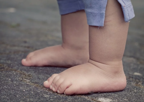 Criança de 1 ano e 7 meses morre após ser estuprada pelo namorado da mãe