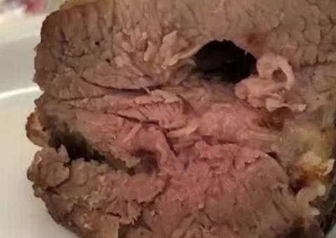 Clientes encontram larvas em carne servida em churrascaria de luxo