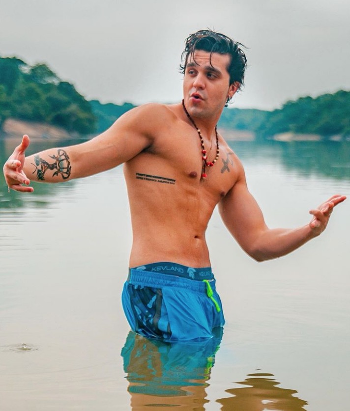 No Amazonas, Luan Santana toma banho de rio e empolga fãs: 'um Paraíso!'