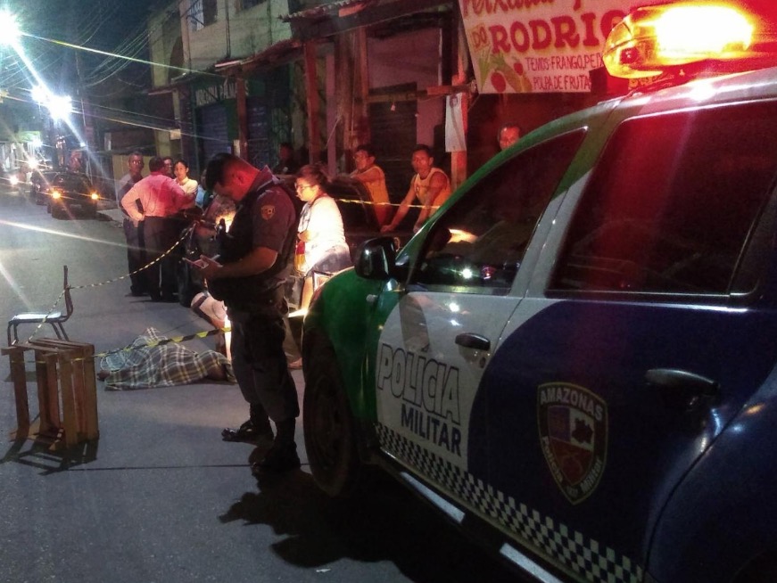 Homem tenta correr mas é assassinado em rua de Manaus