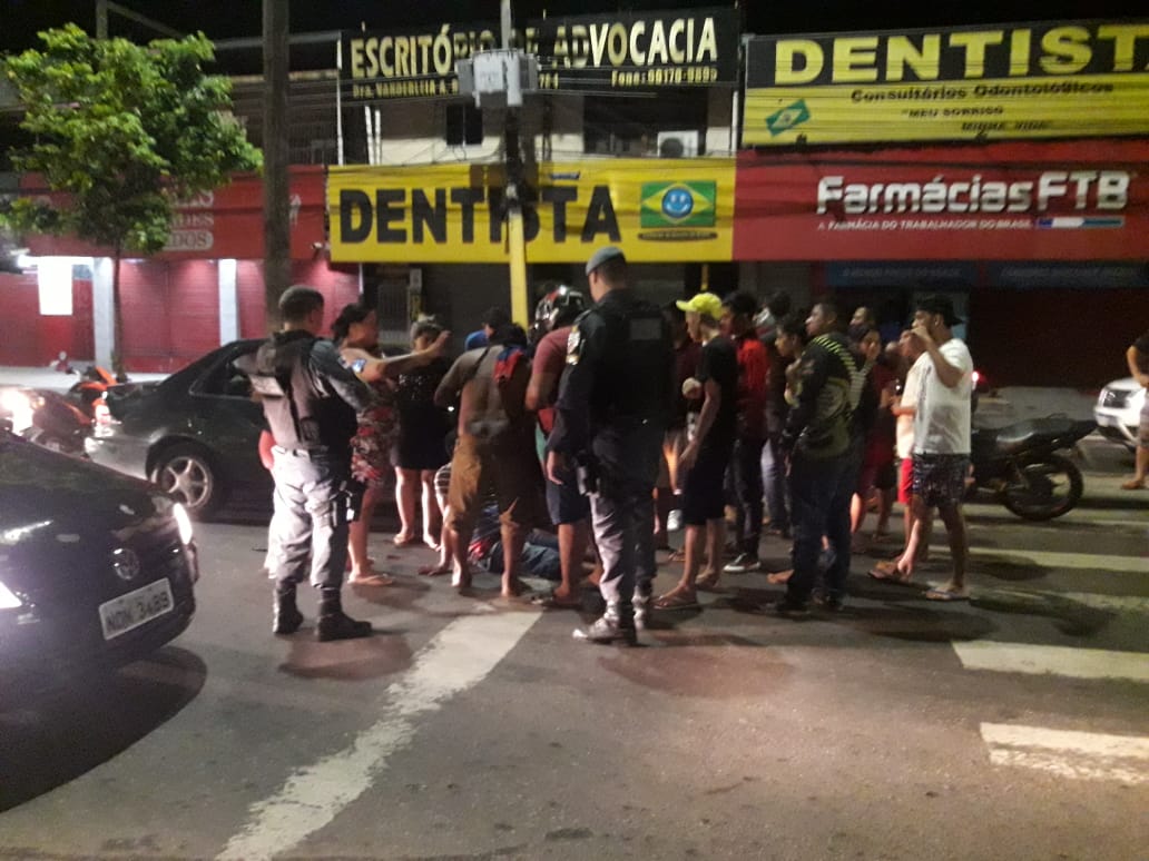 Motociclista fica ferido ao colidir com carros parados em avenida de Manaus