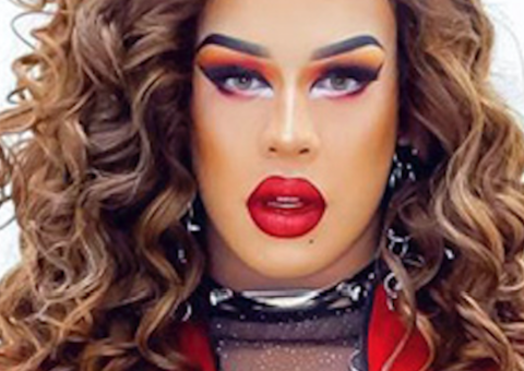 Fã invade palco e leva empurrão de Gloria Groove: “Já falei que não gosto"