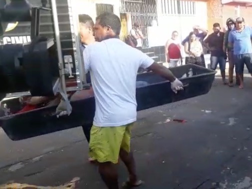 Com facadas no peito, homem é achado morto na calçada de comércio em Manaus